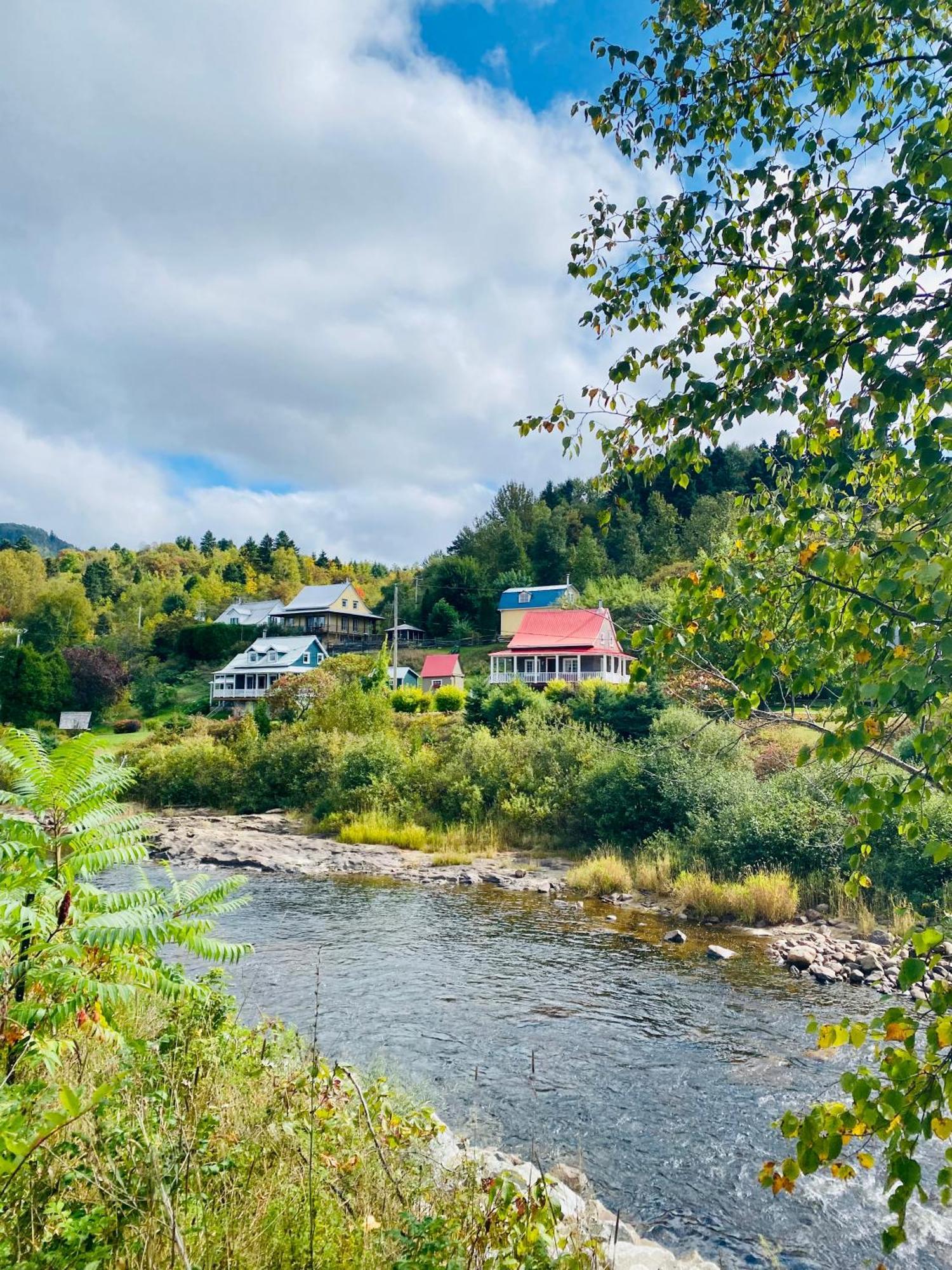 Belle Maison Avec Vue Sur La Riviere Л'Анс-Сен-Жан Экстерьер фото