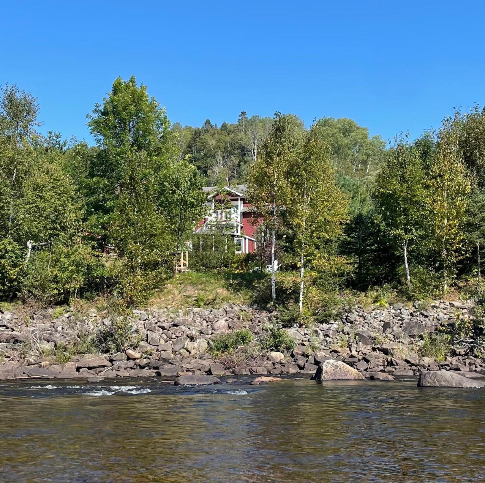 Belle Maison Avec Vue Sur La Riviere Л'Анс-Сен-Жан Экстерьер фото